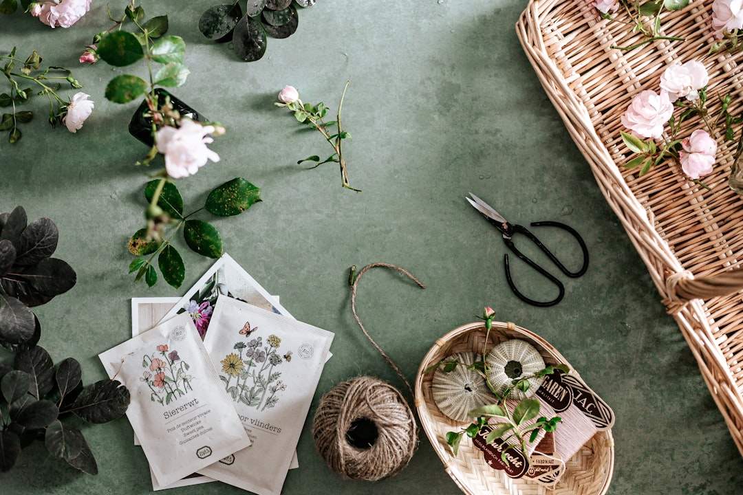 Composition florale dans un panier